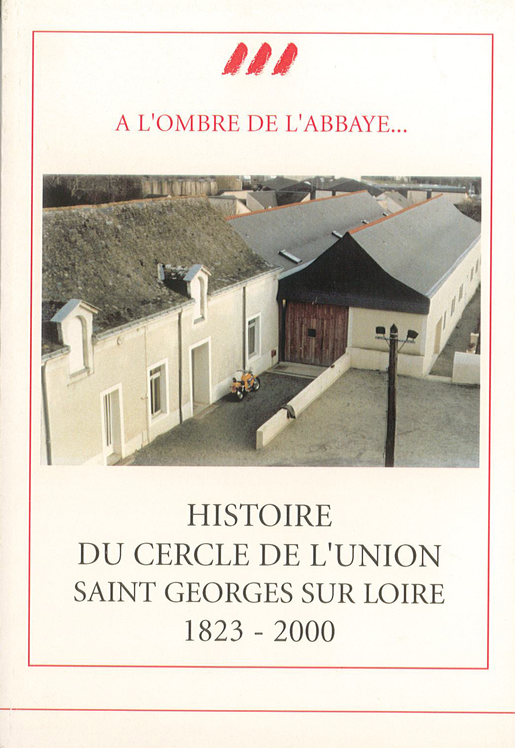 Couverture du livre à l'ombre de l'abbaye, histoire du cercle de l'union de saint Georges sur Loire