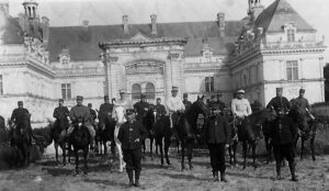 cavaliers posant devant le chateau de serrant pendant la première guerre mondiale