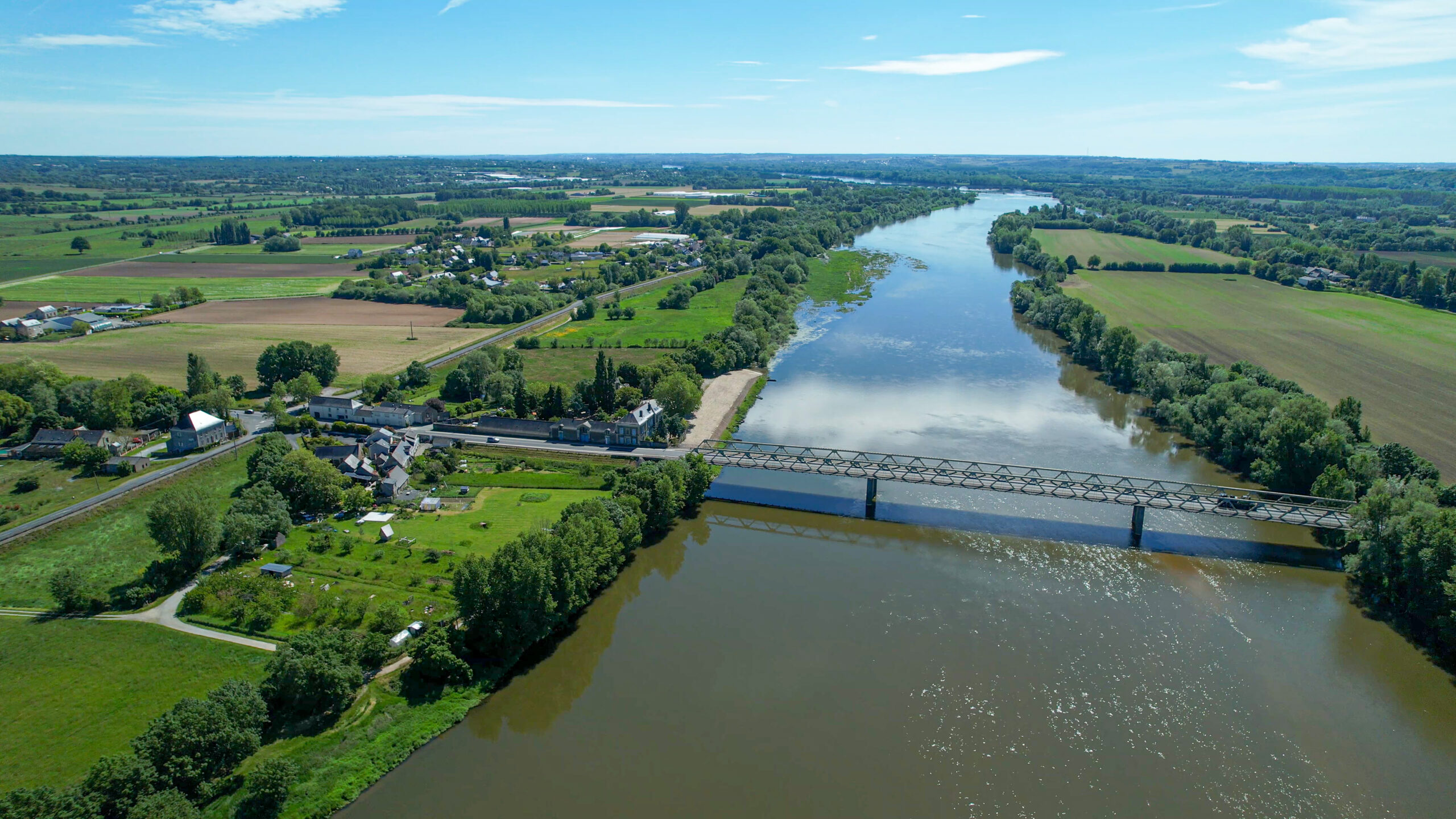 Vue aérienne du pont du grand bras et du port girault