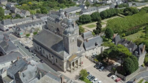 Vue de drone de la place de l'église aujourd'hui