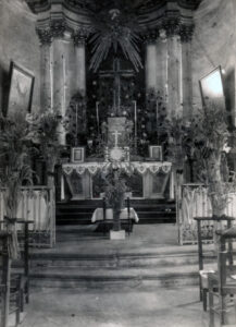 autel de l'église dans les années 1950