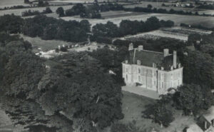 vue aérienne du chateau de la benaudiere