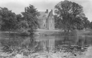 le chateau de la benaudiere et son etang