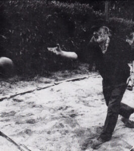 Un homme lançant une boule de sable
