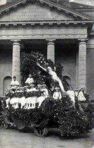 char devant l'église