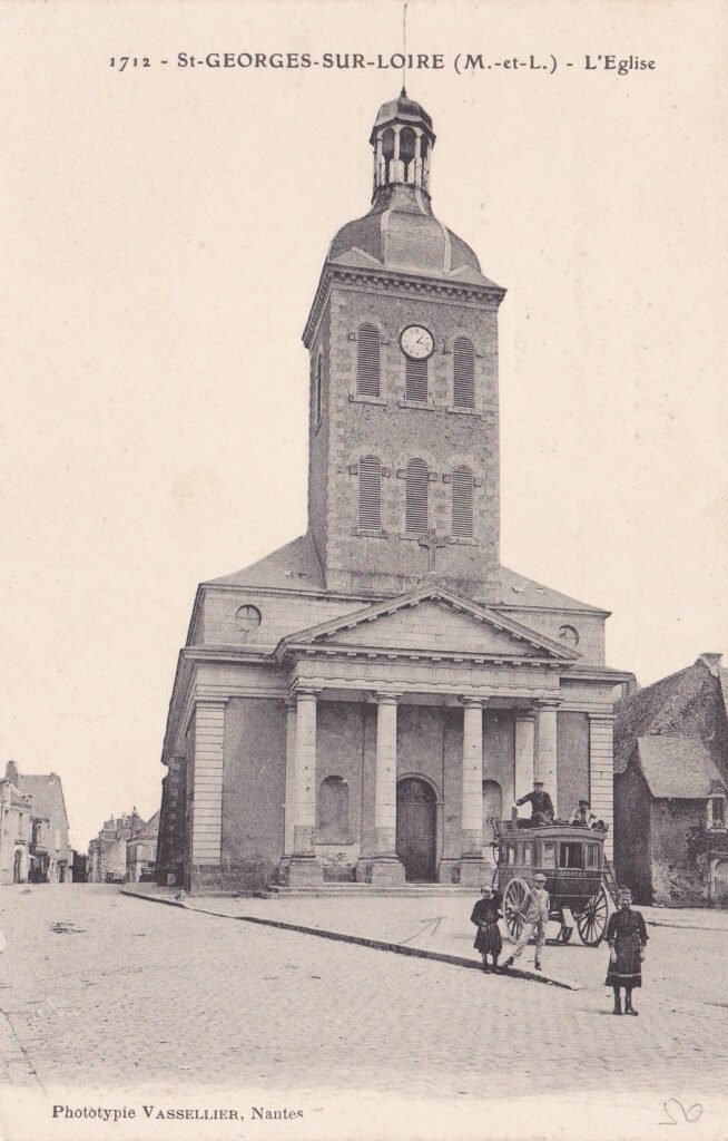 Carte postale de la place de l'église au début du XXème siècle