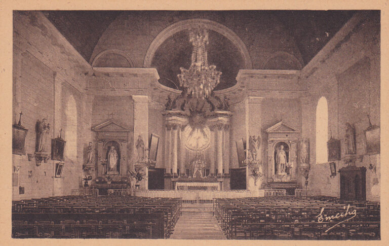 Carte postale de l'intérieur de l'église au début du XXème siècle