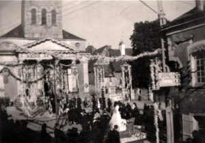 fete religieuse devant l'église