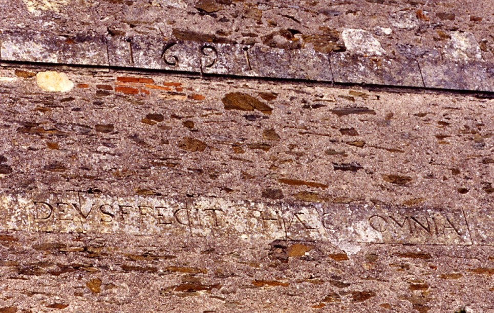 Inscription datant 1691 sur le pignon ouest de l'abbaye