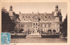 facade du chateau de serrant en 1950