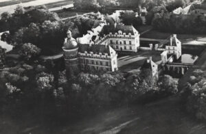 vue aérienne du château de Serrant à l'est