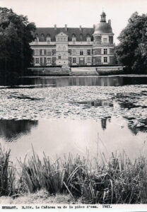 chateau de serrant vu depuis l'étang