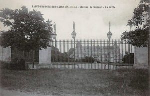 Chateau de Serrant vu depuis la grille d'entée