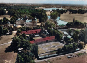 vue aérienne du chateau de serrant et de l'orangerie