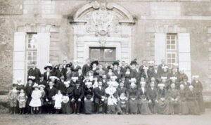 mariage devant l'abbaye au début du XXème siècle