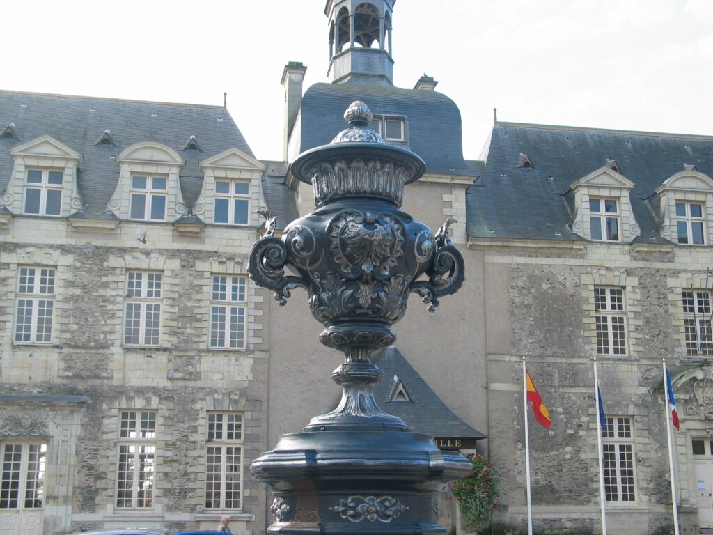 candélabre de la fontaine de la place de la mairie