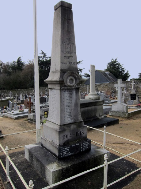 photographie du monument aux morts dans le cimetière de la commune