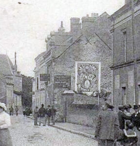 Rue nationale en direction d'Angers depuis le carrefour central en 1912