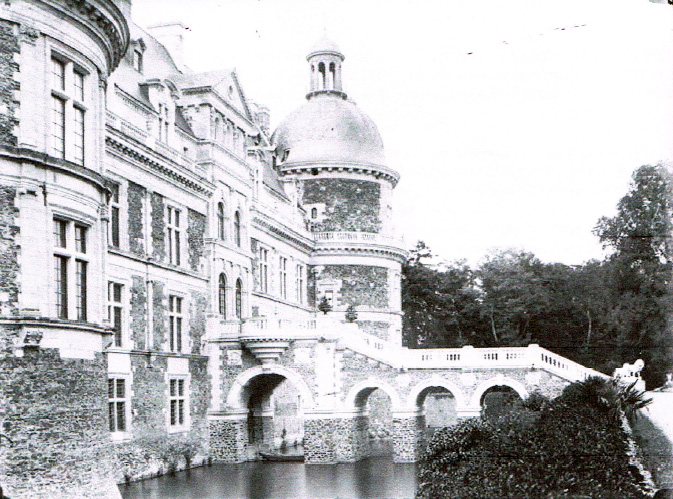 l'escalier extérieur au desssus des douves du château de serrant au début du 20ème siècle