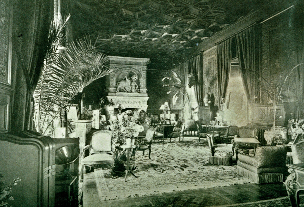 Grand Salon du château de Serrant vers 1900