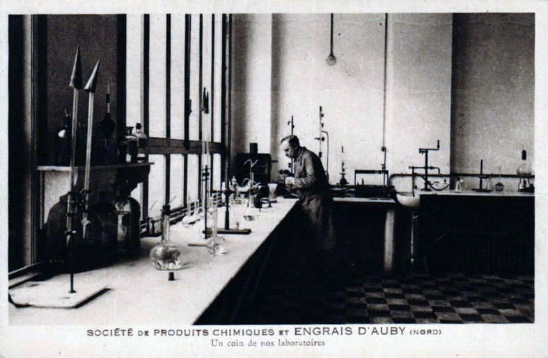 carte postale présentant le laboratoire de la société de produits chimiques et engrais d'auby